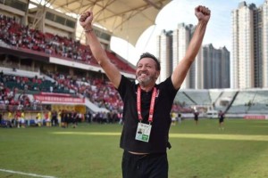  AC米兰主场溃败，球迷高呼教练下课  