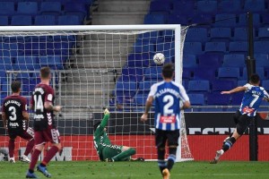  梅斯德比战万人空巷激情四射  