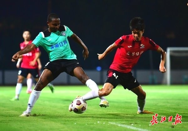  兰斯门将神勇发挥零封雷恩收获宝贵客场胜  